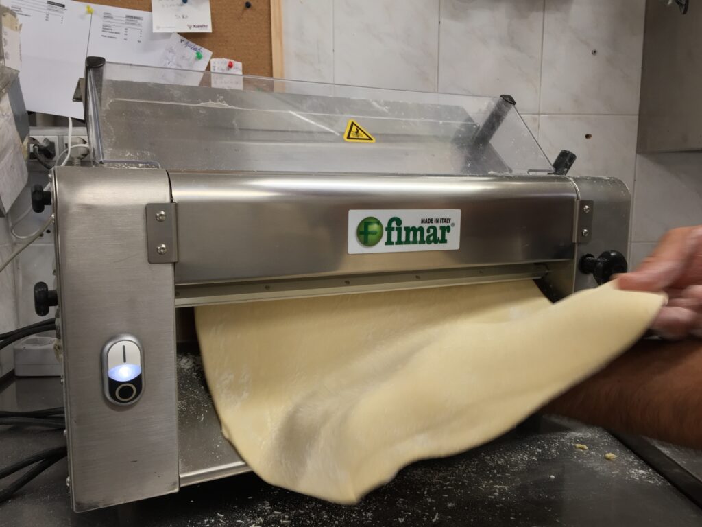 Impastatura manuale dei prodotti sardi