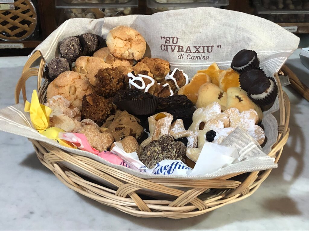 cesto di dolci sardi tipici artigianali
